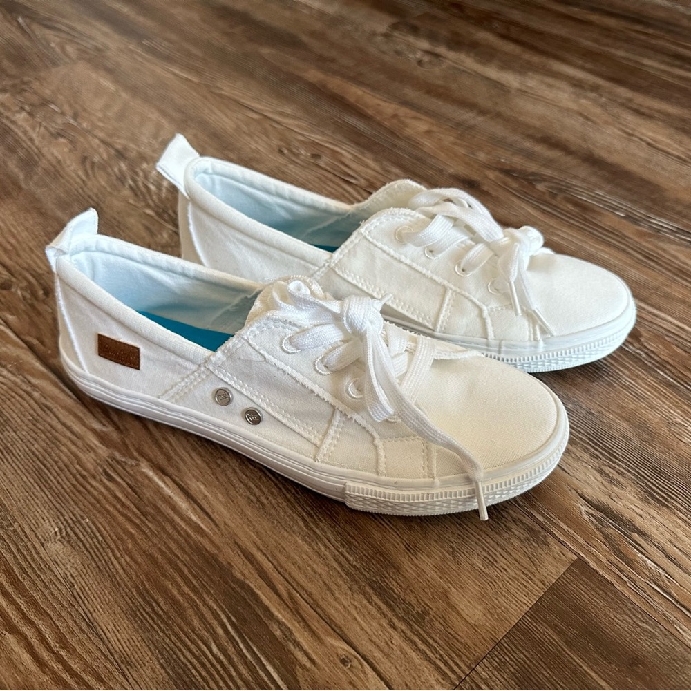 NWOT! Blowfish White Malibu Sneakers! Size 9